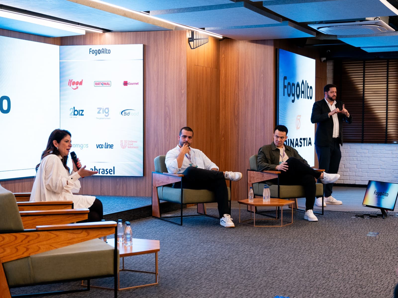 Lideranças do setor no painel